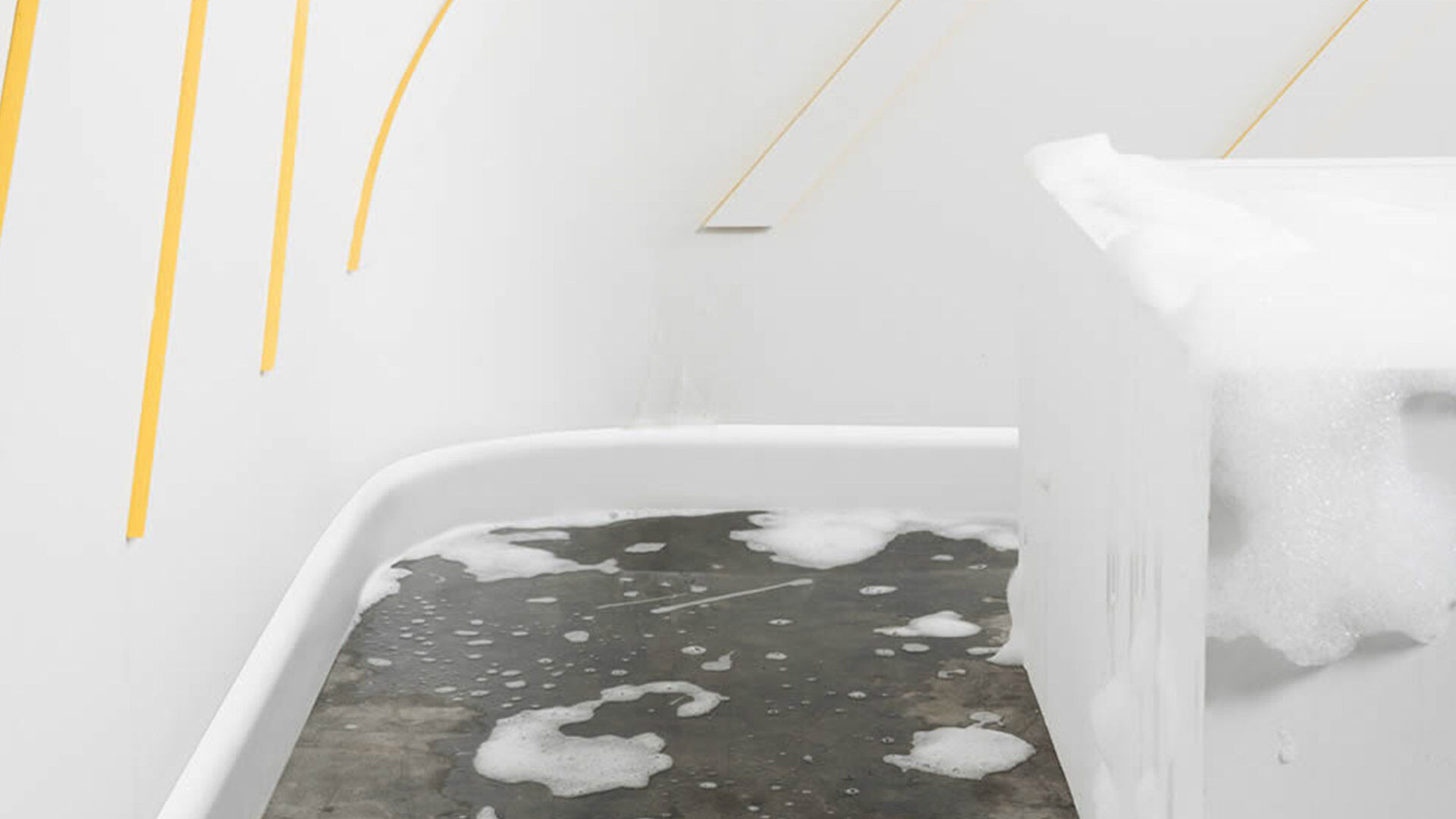 Es gibt wasserfeste Stuckleisten für das Bad sowohl in starr als auch in flexibler Ausführung.