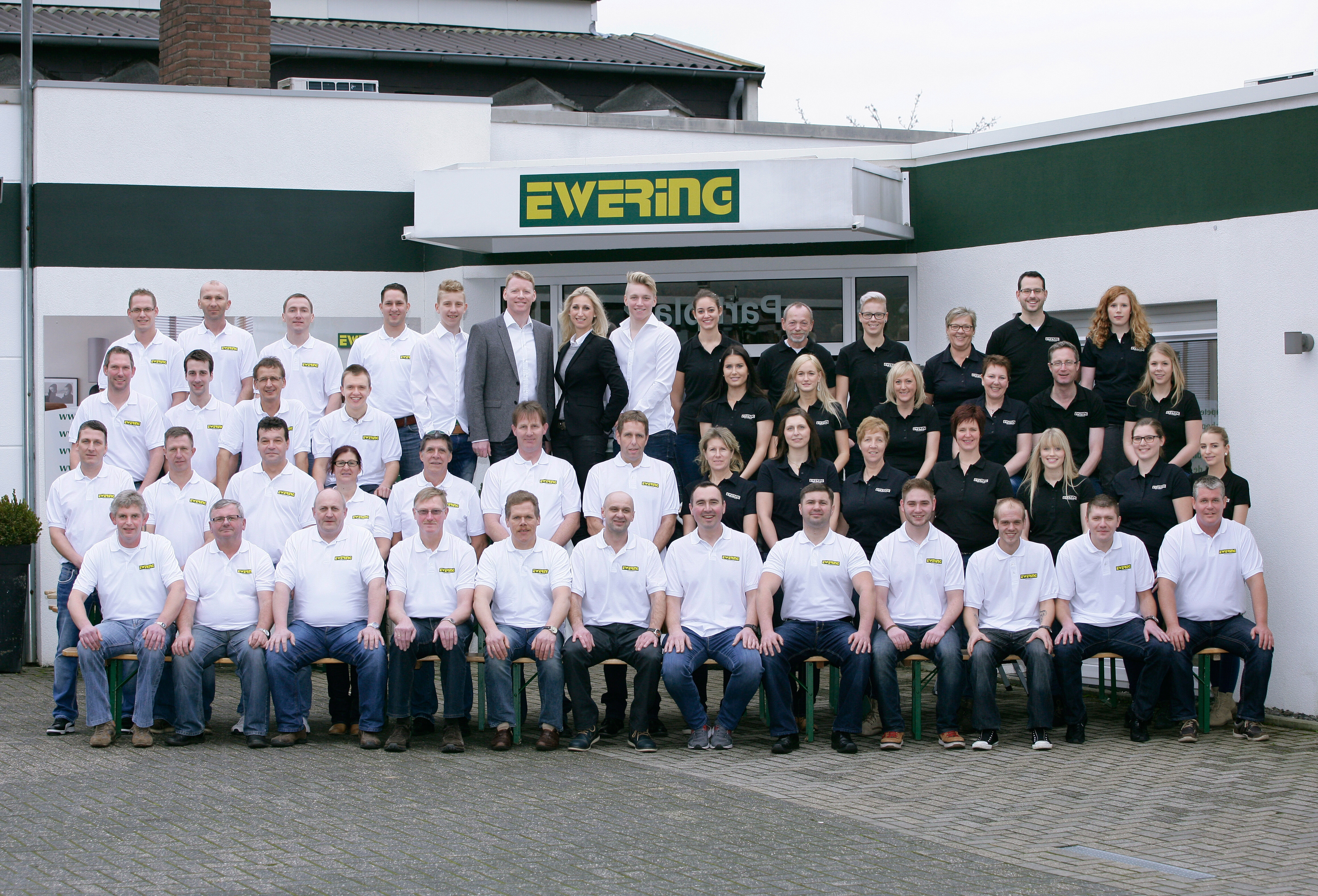 Das ganze Team von Ewering vor dem Frmengebäude versammelt zu einem Teamfoto.